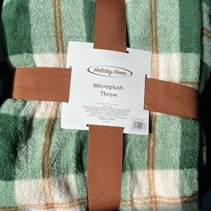 Holiday Home Green Plaid Microplush Throw